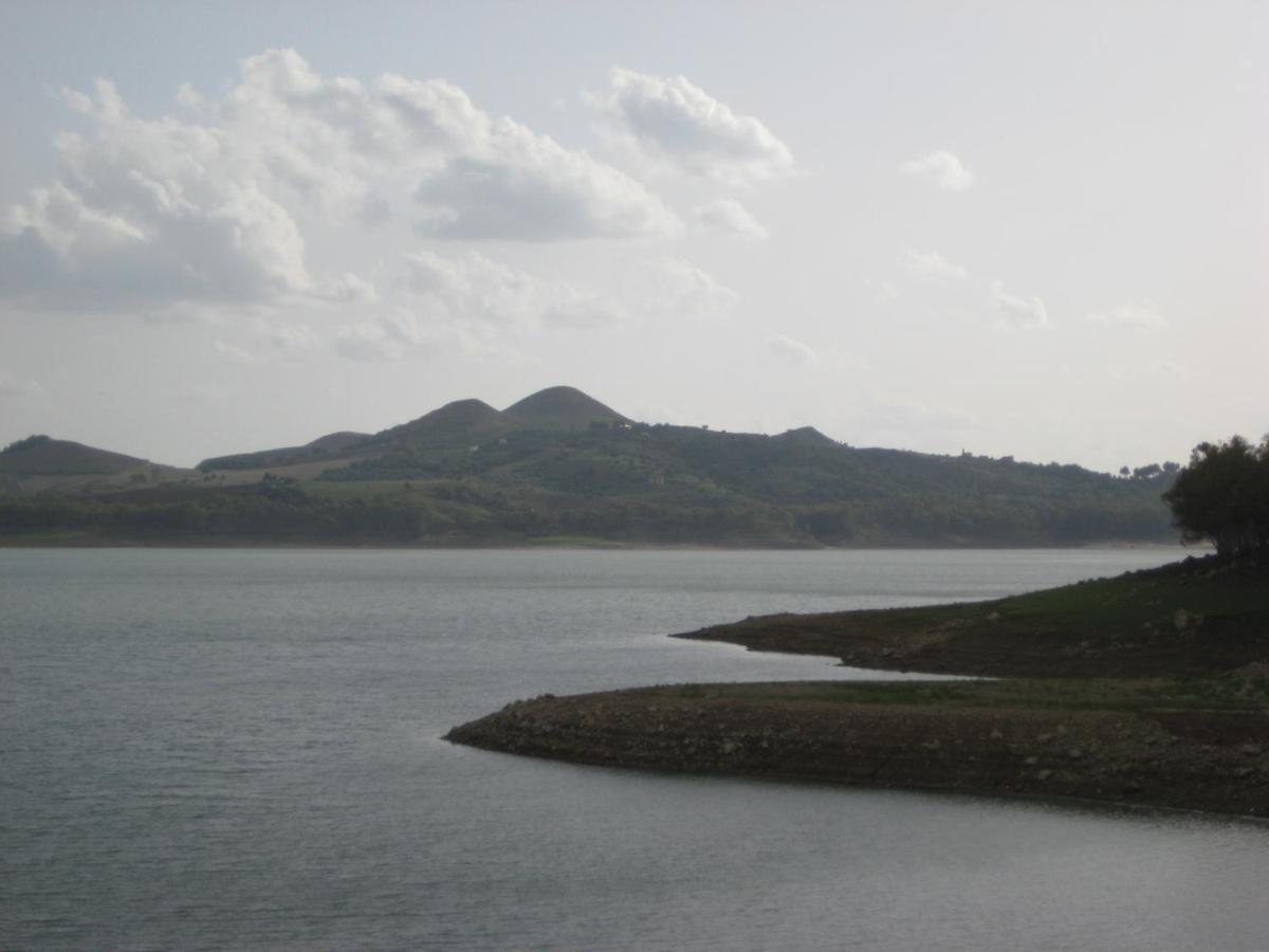 Oasi Del Lago Regalbuto Exteriör bild