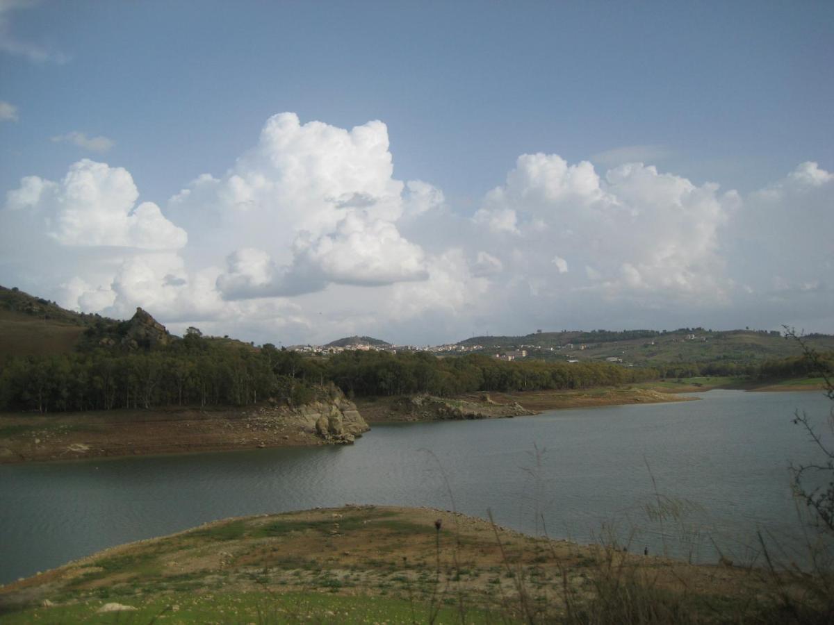 Oasi Del Lago Regalbuto Exteriör bild